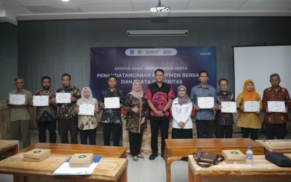 Foto Wakil Bupati Sleman, Danang Maharsa, bersama Plh Kepala BBPOM DIY, Reny Mailina, Kepala Disperindag Sleman, Mae Rusmi Suryaningsih dan
perwakilan pedagang serta pelaku usaha swalayan usai penandatanganan komitmen bersama dan pakta integritas keamanan pangan di Kantor Dekranasda Sleman, Kamis 12 Februari 2026. (Foto: Prokompim Sleman/Ketik.com)