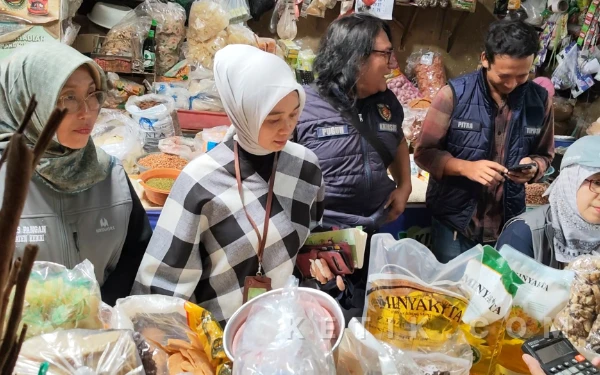 Foto Bapanas RI melakukan inspeksi mendadak (sidak) harga bahan pokok di Pasar Pamenang, Pare, Kabupaten Kediri, Kamis 12 Februari 2026. (foto : Aan for Ketik.com).