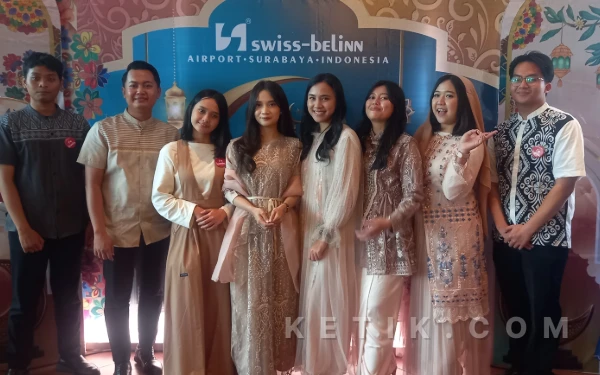 Foto Crew Swiss-Belinn Airport Surabaya yang siap melayani tamu di Ramadan Night in Marocco. (Foto: Nadifah Meidina/Ketik.com)