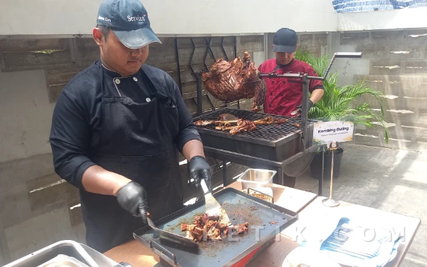 Foto Koki menyiapkan menu kambing guling untuk para tamu di Swiss-Belinn Airport Surabaya, Kamis, 12 Februari 2026. (Foto: Nadifah Meidina/Ketik.com)
