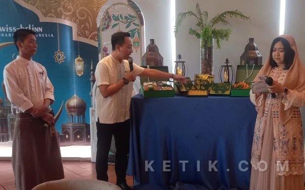 Foto David Pamuji,  Food & Beverage Manager Swiss-Belinn Airport Surabaya menawarkan beragam hampers didampingi Excecutive Chef Sunari (kiri) (Foto: Nadifah Meidina/Ketik.com)