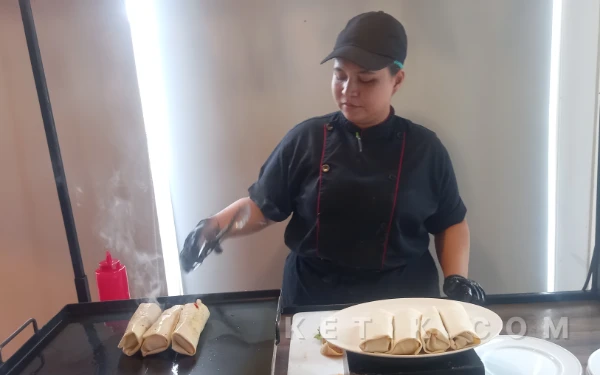 Foto Koki sedang live cooking martabak. (Foto: Nadifah Meidina/Ketik.com)