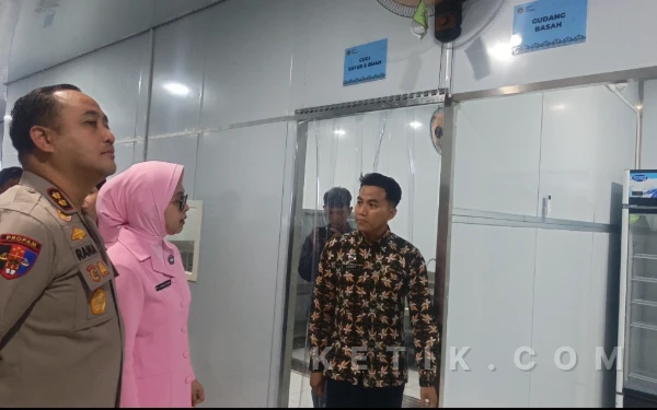 Foto Kapolres dan Ketua Bhayangkari Gresik Tinjau Bagian Dalam SPPG Bedilan Gresik, Jumat, 13 Februari 2026 (Foto: Daniel Andayawan/Ketik.com)