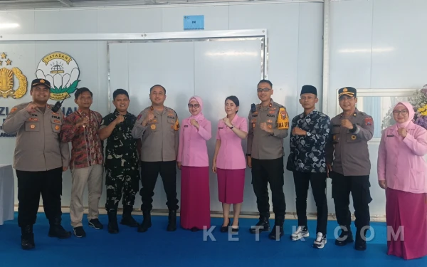 Foto PJU Polres Gresik, Bhayangkari Gresik, dan Forkopicam Foto Bersama Di Depan SPPG Bedilan Gresik (Foto: Daniel Andayawan/Ketik.com)