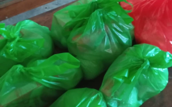 Foto Menu paket kering terbungkus kantong keresek untuk penerima manfaat 3B di SPPG Wanglukulon Senori Tuban, Jumat 13 Februari 2026 (Foto Ahmad Istihar/Ketik.com)