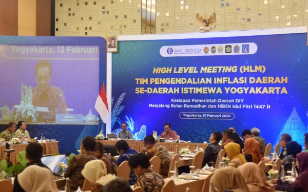 Foto Gubernur DIY, Sri Sultan Hamengkubuwono X, memimpin jalannya High Level Meeting (HLM) Tim Pengendali Inflasi Daerah (TPID) se-DIY di Hotel Ambarrukmo, Sleman, Jumat 13 Februari 2026. (Foto: Fajar R/Ketik.com)