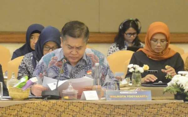 Foto Penjabat (Pj) Sekretaris Daerah Kota Yogyakarta, Dedi Budiono, sedang memaparkan materi dalam forum tersebut. (Foto: Pemkot Yk for Ketik.com)