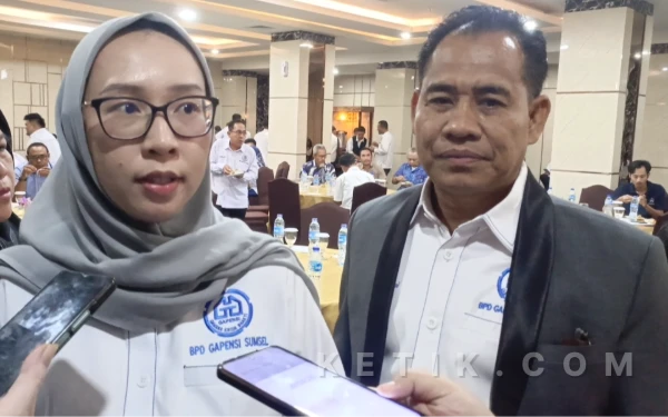 Foto Ketua Gapensi Sumsel Mayumi Itsuwa bersama Sekretaris Herman Toni menyampaikan komitmen memperkuat peran kontraktor lokal saat diwawancarai wartawan usai Musda 2026, Jumat 13 Februari 2026. (Foto: M Nanda/Ketik.com)