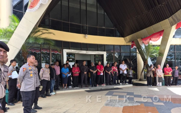 Foto Anggota DPRD Kota Sorong menerima massa aksi saat melakukan orasi di halaman kantor DPRD. (Foto: Hanafi for Ketik.com)
