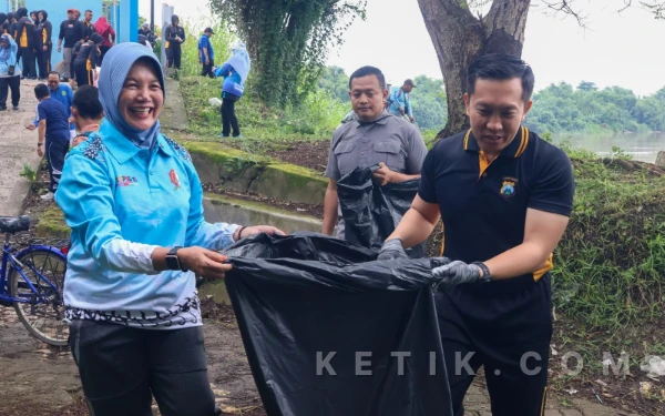 Foto Wabub Hj Nurul Azizah  kaos biru turut kerja bakti.