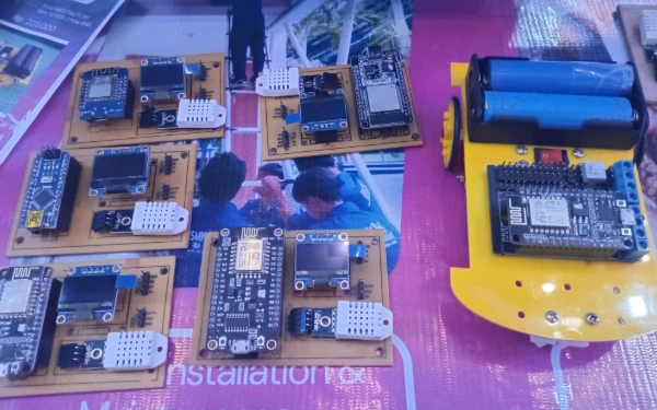 Foto Sejumlah perangkat mikrokontroler dan sensor suhu rakitan siswa SMKN 2 Malang (Foto: Nadifah Meidina/Ketik.com)