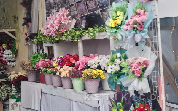 Foto Menyambut perayaan Valentine, pedagang bunga di Surabaya membanjiri kios mereka dengan ratusan buket bunga artifisial. (Foto: Gracio Pardomuan/ketik.com)