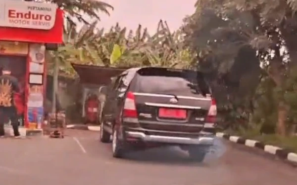 Foto Mobdin Kepala Kemenag Tuban selesai pengisian Pertalite berganti plat merah, Sabtu 14 Februari 2026 ( Foto: Ahmad Istihar/Ketik.com)