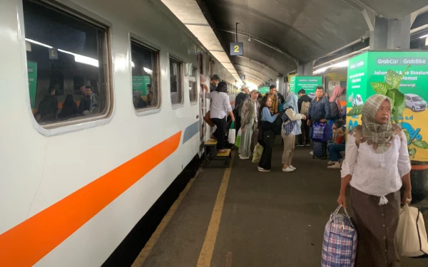 Foto Suasana arus penumpang kereta api di Stasiun Malang pada Sabtu, 14 Februari 2026. (Foto : Kukuh Kurniawan / Ketik.com).