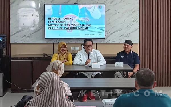 Foto Direktur RSUD dr. Darsono Pacitan, dr. Johan Tri Putranto saat membuka In House Training Laparoskopi MOW di RSUD dr. Darsono Pacitan, Sabtu, 14 Februari 2026. (Foto: Dok. RSUD dr. Darsono Pacitan for Ketik.com)