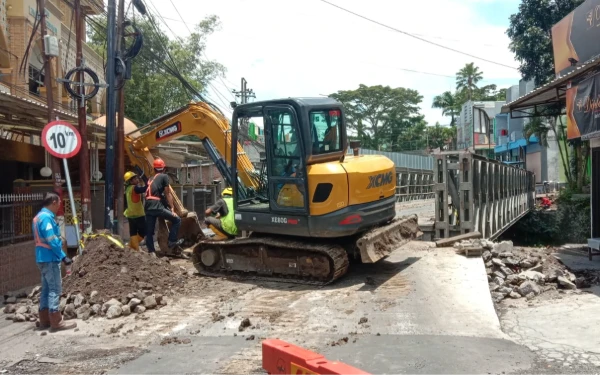 Foto Alat berat mini excavator saat didatangkan untuk menggeser posisi Jembatan Bailey Sonokembang, Sabtu, 14 Februari 2026.