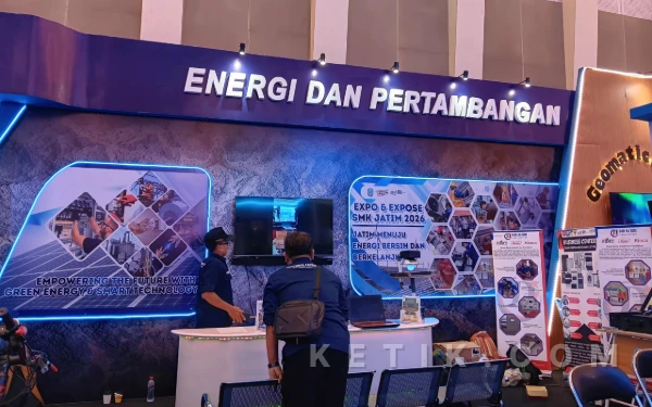 Foto Suasana stand Energi dan Pertambangan di expo & expose SMK Jatim 2026 (foto: Intan s.r/Ketik.com)