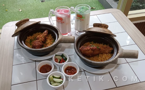 Foto Menu Nasi Kebuli Claypot, Es Bandung, dan Es Cendol Malaka yang menjadi hidangan spesial selama bulan Ramadan di Ah Pek Kopitiam Malang. (Foto: Aliyah/Ketik.com)