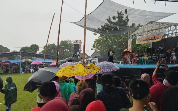 Foto Suasana pagelaran seni tradisional kudalumping dan reog Panji Laras khas Kediri yang digelar di Lapangan Dusun Sumberbahagia, Desa Gadungan, Kecamatan Puncu, Sabtu 14 Februari 2026. (Foto : Kodim 0809 Kediri for Ketik.com).