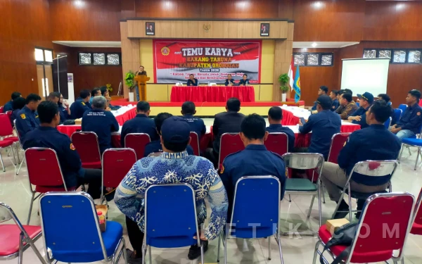 Foto Wakil Bupati Grobogan Sugeng Prasetyo memberikan sambutan dalam acara Temu Karya Karangtaruna Tahun 2026 di Aula Darmaloka UPTD Disnaketrans, pada Sabtu, 14 Februari 2026. (Karangtaruna Grobogan for Ketik.com)
