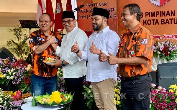 Foto Wali Kota Batu Nurochman dan Wakil Wali Kota Heli Suyanto saat potong tumpeng di acara santunan MPC PP Kota Batu. (Foto: Dafa Wahyu Pratama/ketik.com)