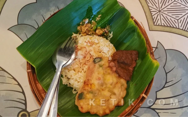Foto Satu porsi Nasi Genjes Empal yang lezat dan menjadi menu favorit pengunjung di Warung Mekar Jaya Malang. (Foto: Aliyah/Ketik.com)