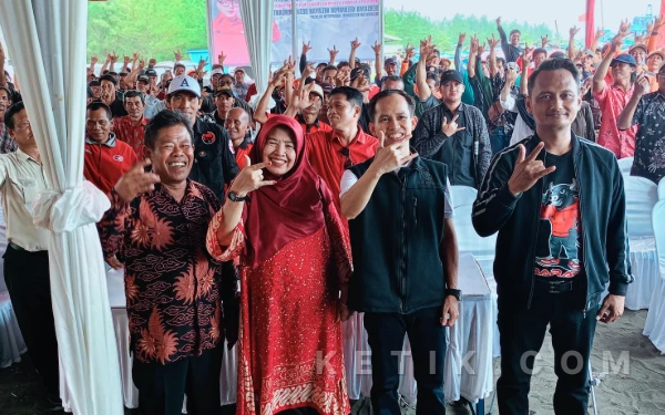 Foto Foto bersama Nelayan Desa Menganti Kecamatan Kesugihan Cilacap. (Foto: Nani Eko/ketik)