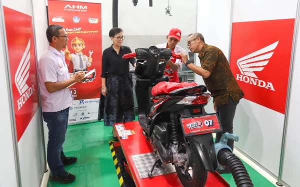 Foto Direktur HR, GA, IT, SI AHM Rita Prajitno dan General Manager Corporate Communication AHM Ahmad Muhibbuddin meninjau proses penjurian Festival Vokasi 2026. (Foto: AHM)