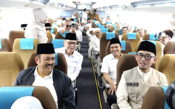 Foto Wamenhaj Dahnil Anzar Simanjuntak (kanan depan) saat meresmikan pesawat di Asrama Haji Embarkasi Aceh, di Banda Aceh, Minggu (15/2/2026). (Foto: Pemprov Aceh)
