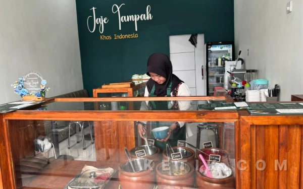 Foto Karyawan Jaje Tampah sedang membuat bubur tradisional untuk disajikan kepada pelanggan. Pada Rabu, 11 Februari 2026.
(Foto: Faydzaki Ananta / ketik.com)