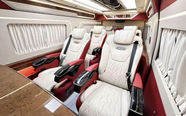 Foto Mobil HiAce baru Raffi Ahmad dengan interior mewah. (Foto: Dok. Hardy Classic)