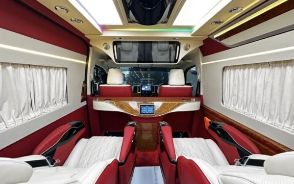 Foto Mobil HiAce baru Raffi Ahmad dengan interior mewah. (Foto: Dok. Hardy Classic)