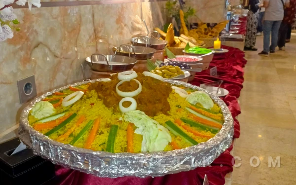 Foto Menu spesial Ramadan di Emerald Resto Salatin Hotel Palembang, Couscous khas Morocco, hadir dengan tekstur bulir halus berpadu kari rempah dan daging kambing pilihan yang menggugah selera, Senin 16 Februari 2026. (Foto: M Nanda/Ketik.com)
