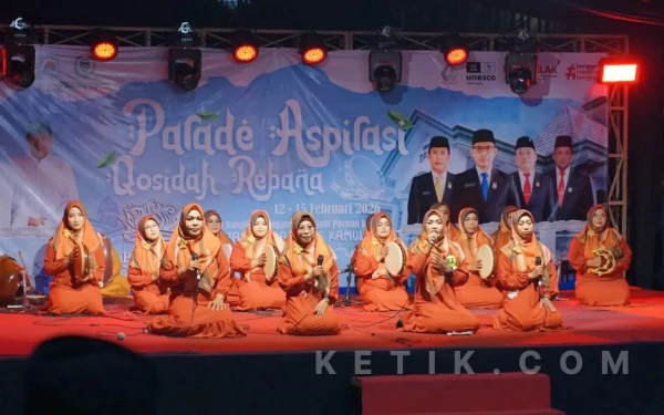 Foto Salah satu grup peserta tampil membawakan qosidah rebana dalam Parade Aspirasi Qosidah Rebana 2026 di halaman Kantor DPRD Pacitan, Kamis, 12 Februari 2026. (Foto: Dok. DPRD Pacitan for Ketik.com)
