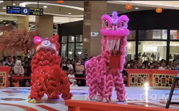 Foto Barongsai sering dipentaskan dalam berbagai perayaan, termasuk Tahun Baru Imlek, dan diyakini dapat mengusir energi negatif serta membawa keberuntungan. (Foto: Fajar R/Ketik.com)