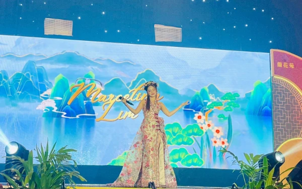 Foto Penampilan terbaik dari Marcelina Lim, seorang penyanyi Mandarin yang memeriahkan perayaan Imlek di Grand Mercure Malang Mirama pada 16 Februari 2026. (Foto: Grand Mercure Malang Mirama for Ketik.com)