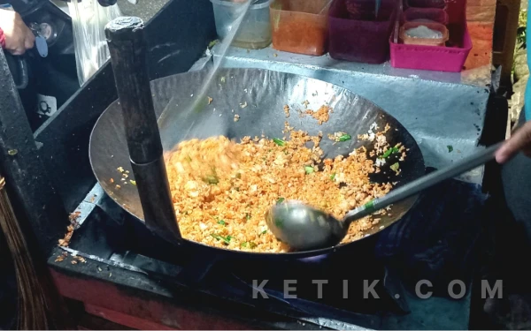Foto Nasi goreng setan dengan cita rasa pedas khas disajikan hangat pada Selasa, 10 Februari 2026 sebagai menu andalan Nasi Goreng Gerobak Setan di kawasan Wonocolo, Surabaya, tepatnya di Jl. Jemur Wonosari. 
(Foto: Kahila/Ketik.com)