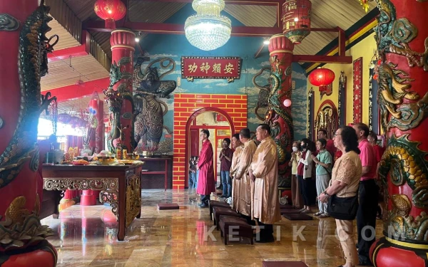 Foto Umat Tri Dharma di Klenteng Eng An Kiong merayakan ibadah untuk meminta kebaikan di Tahun Kuda Api pada Imlek 2026. (Foto: Lutfia/Ketik.com)