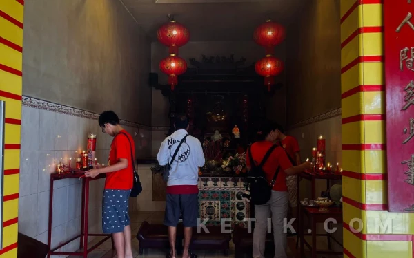 Foto Cahaya lilin yang menjadi simbol penerang, harapan untuk kebaikan di Tahun Kuda Api. (Foto: Lutfia/Ketik.com)