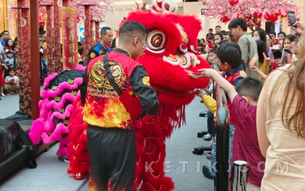 Foto Anak-anak berebut memberikan angpao ke Barongsai. (Foto: Fitra/Ketik.com)