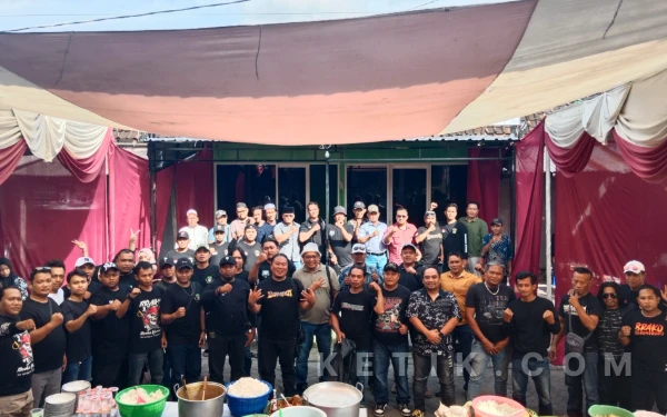 Foto Jajaran pengurus pusat dan anggota Ormas Pasus Brako Nusantara berfoto bersama tamu undangan dari unsur Muspika Bungah dan Laskar Pantura Daendels usai peresmian kantor sekretariat di Melirang, Gresik. (Foto: Aris/Ketik)