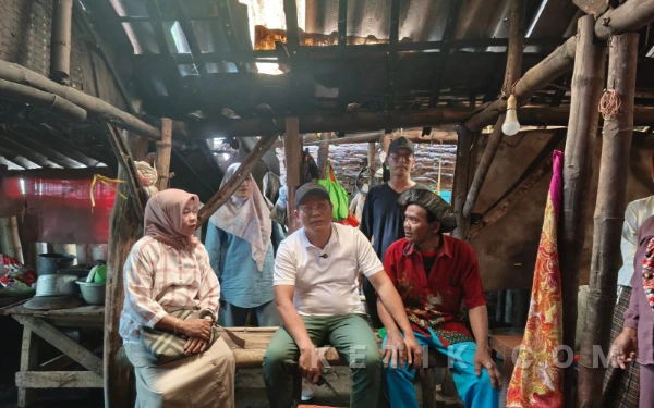 Foto Bupati Subandi (tengah) bersama warga yang rumahya bakal direnovasi karena tidak layak huni di Kecamatan Tarik. (Foto: Kominfo Sidoarjo)