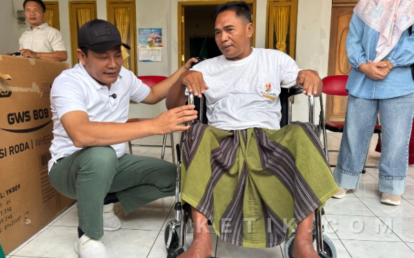 Foto Bupati Subandi menyerahkan bantuan untuk Jumali, 55 tahun, warga Desa Wonokalang, Kecamatan Wonoayu.  (Foto: Kominfo Sidoarjo)