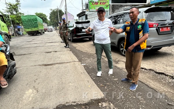 Foto Bupati Subandi sidak jalan rusak di Kriana rah Balongbendo bersama Kepala Dinas PU Bina Marga dan Sumber Daya Air (BM SDA) Sidoarjo M. Mahmud. (Foto: Kominfo Sidoarjo).