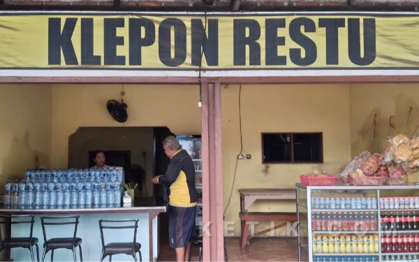 Foto Gerai Klepon Restu, salah satu gerai yang berdiri seperempat abad di Kawasan Desa Bulang, Sidoarjo. Rabu, 12 Februari 2026. (Foto: Ilma Nurlaila/Ketik.com)