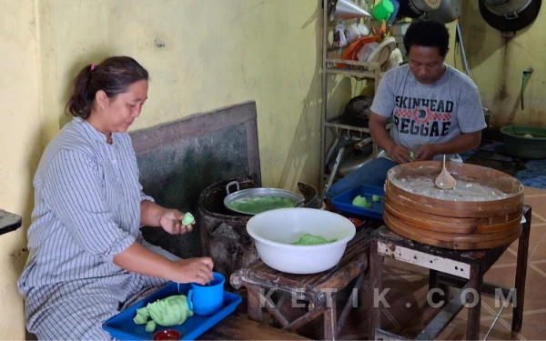 Foto Pemilik klepon restu dan karyawan sedang memproduksi adonan klepon. Desa Bulang Sidoarjo. Rabu, 12 Februari 2026. (Foto: Ilma Nurlaila/Ketik.com)