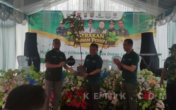 Foto Pemberian bibit simbolis dari Kadivre Perhutani Jatim Wawan Triwibowo kepada GM TGE Wisnu Rizkiawan 18 Februari 2026 (Foto: Ahmad Istihar/Ketik.com)