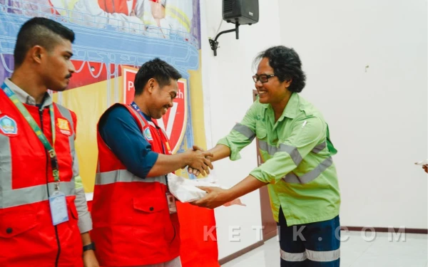 Foto Community Development Manager Harita Nickel, Broto Suwarso, memberikan ucapan selamat kepada para peserta vokasi PELITA angkatan IV. (Foto Harita Nickel)