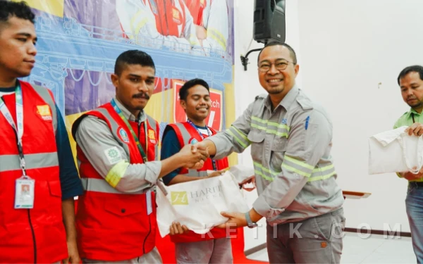 Foto Deputy Department Head of Technical Support Harita Nickel, Agung Aribowo, memberikan ucapan selamat kepada para peserta vokasi PELITA angkatan IV. (Foto Harita Nickel)