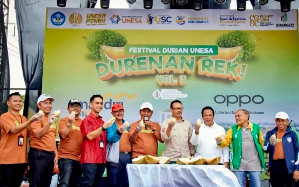 Foto 'Durenan Rek' dihadiri ketua MWA, Haris Supratno; Rektor Unesa, Nurhasan atau Cak Hasan; bersama jajaran wakil rektor, direktur atau kepala lembaga selingkung Unesa dan para mitra. (Foto: Humas Unesa)